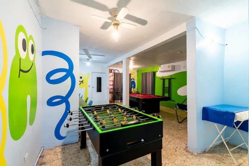 Futbolito y mesa de billar de Play Land